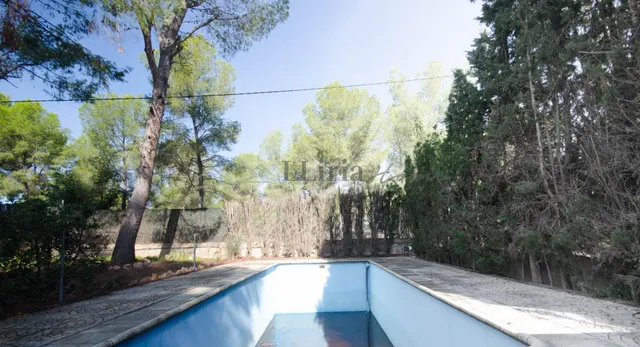 Ref. 04405.- EXCLUSIVA.- Chalet independiente con piscina en Urb. Camp Llíria. — 37