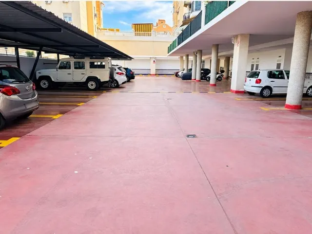 Amplio y luminoso  piso avda. isaac peral (carretera cadiz) — 25