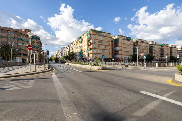 Local de 50 m2 cerca del centro de Granada con posibilidad d - foto 2