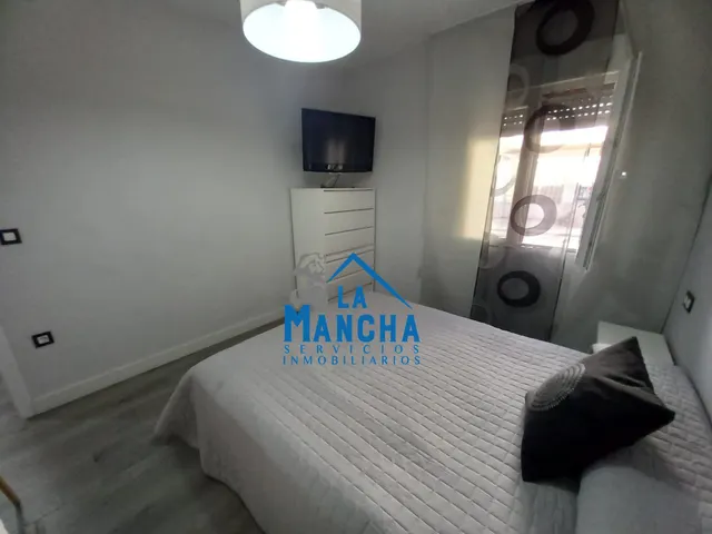 INMOBILIARIA LA MANCHA VENDE CASA BAJA CON TERRAZA Y PISCINA EN MADRIGUERAS ( ALBACETE ). — 32