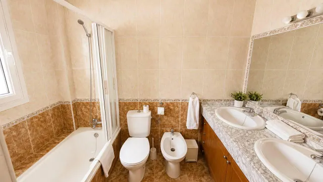 Apartamento turístico en primera línea de mar con piscina, garaje y solárium panorámico — 17