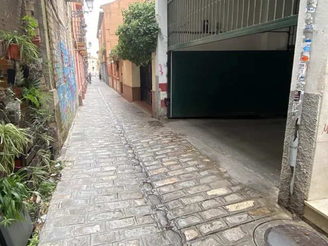Plaza de garaje en el barrio del realejo — 6