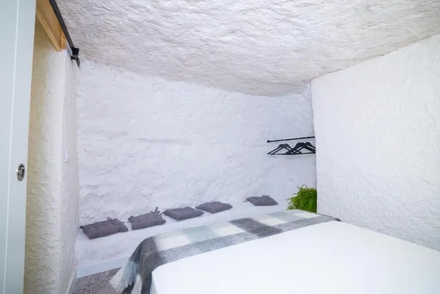 Complejo rural de 4 alojamientos dedicado a alquiler vacacional en Alcalá del Júcar: una joya para inversores — 2