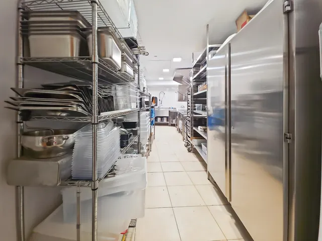 Bonito y amplio local en primera línea — 16
