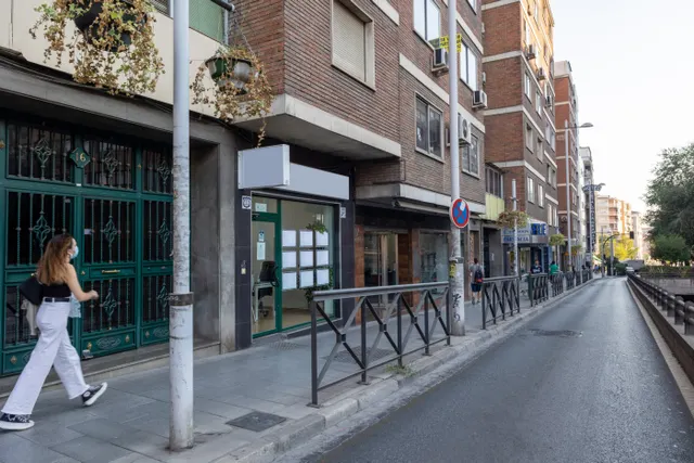 Local comercial en Avda. Madrid, frente a la antigua Facultad de Medicina. — 14