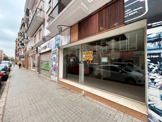ESPACIOSO LOCAL CHAFLÁN SITUADO EN CALLE LA REINA — 4