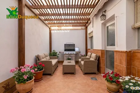 Casa de 7 dormitorios en La Zubia. (Con patio de 16 m2).