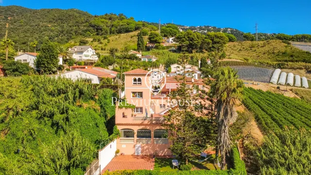 Casa independiente con piscina interior y jardín en venta en Calella — 29