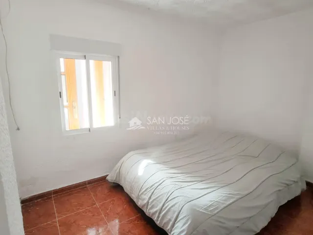 SE VENDE CASA CON GRAN PATIO EN BUENA ZONA DE ASPE - foto 3
