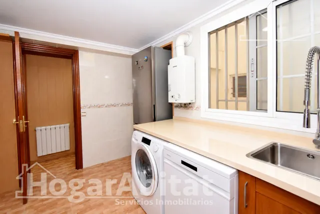 Luz natural y amplitud en este piso esquinero con dos balcones, ascensor y trastero a 100 metros de la playa — 37