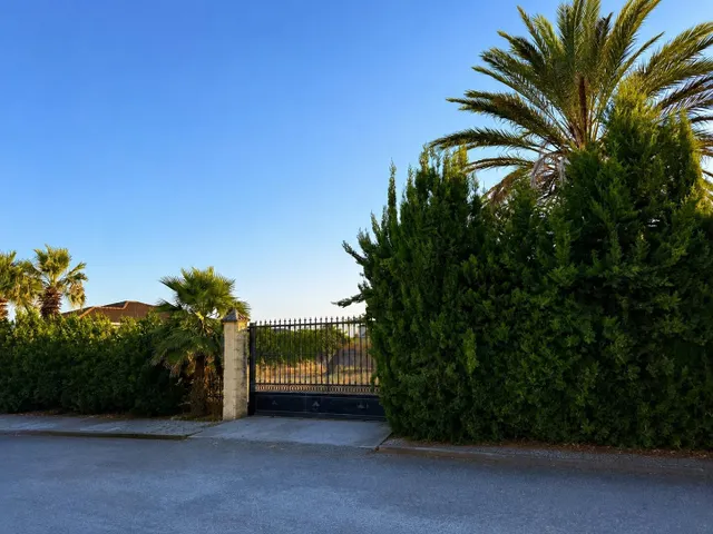 CASA INDEPENDIENTE CON 966 M/2 DE PARCELA EN NUEVO HIGUERON . — 49