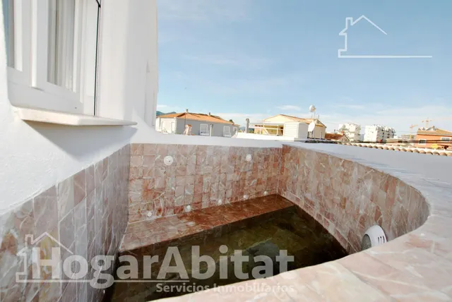 CASA SEMINUEVA Y ESQUINERA CON TERRAZA CERCA DE LA PLAYA — 33