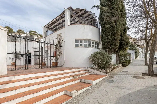 Casa adosada en Cármenes de San Miguel. — 40
