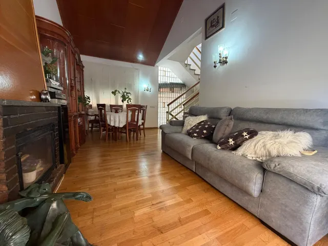 Casa de 5 habitaciones con garaje para 2 coches, terraza y aire acondicionado – lista para entrar a vivir — 11