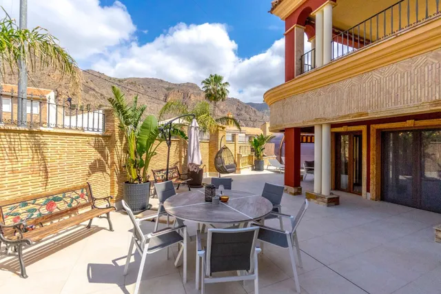 Impresionante villa de 620 metros con piscina, sotano, bodega y GYM!!! — 25