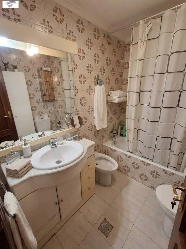 Piso con ascensor, garaje y piscina a un paso del centro — 7