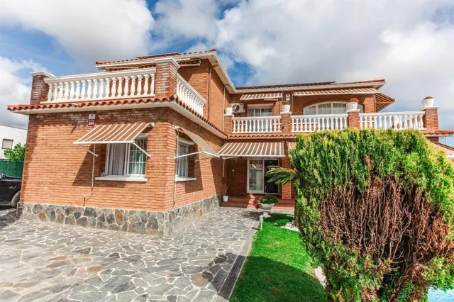 Chalet Independiente en venta en Roda De Bara - foto 3