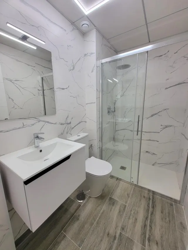 Moderno apartamento muy espacioso, en esquina, 3 dormitorios, 3 baños, parking, piscina, a 5 minutos a pie de la Playa del Cura — 35