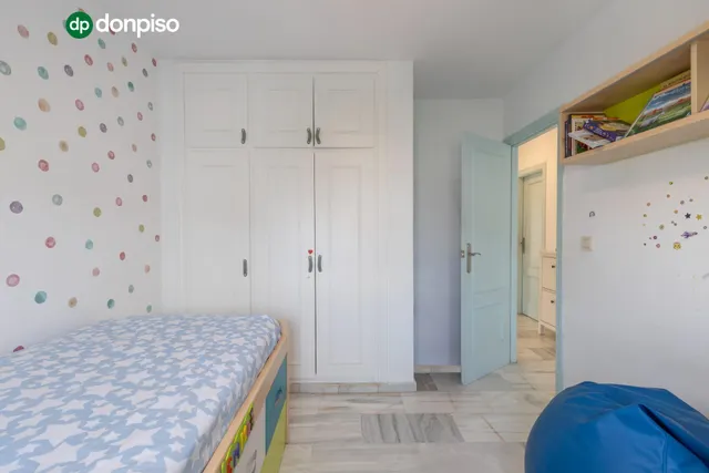 Casa independiente con piscina en La Zubia. — 26
