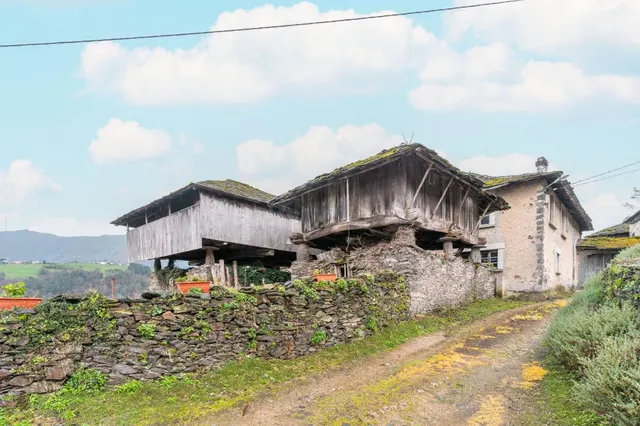 2 CASAS CON FINCA EN VALDÉS