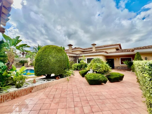CHALET INDEPENDIENTE CON GRAN PARCELA Y PISCINA PRIVADA EN EL ALBIR, ALFAZ DEL PI — 4