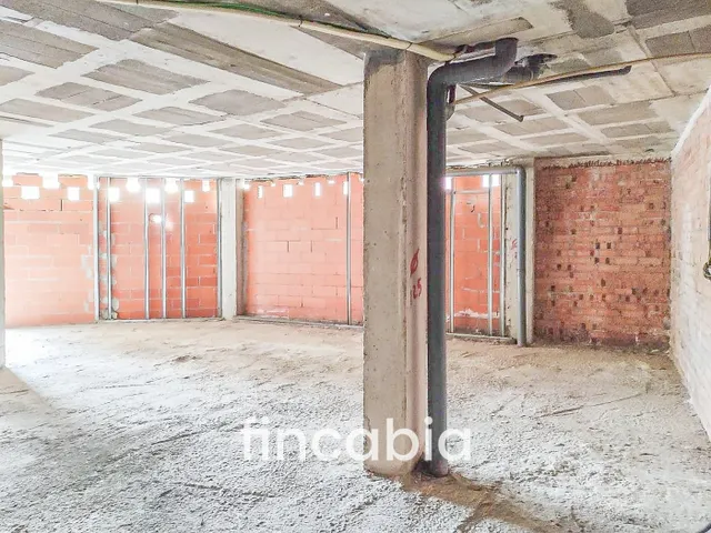 Local comercial en venta en Santa Coloma de Farners. — 12