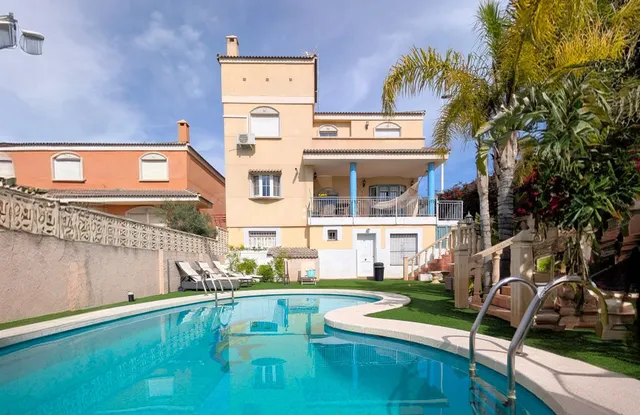 ¡DESCUBRE EL CHALET QUE LO TIENE TODO: ESPACIO, LUZ, PISCINA