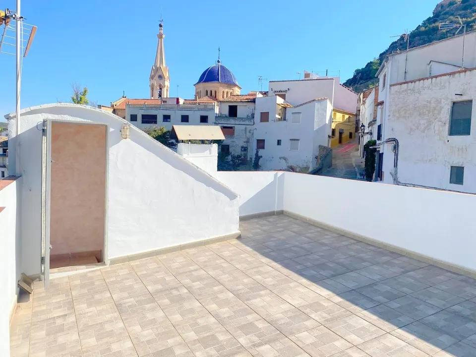 CASA REFORMADA CON TERRAZA