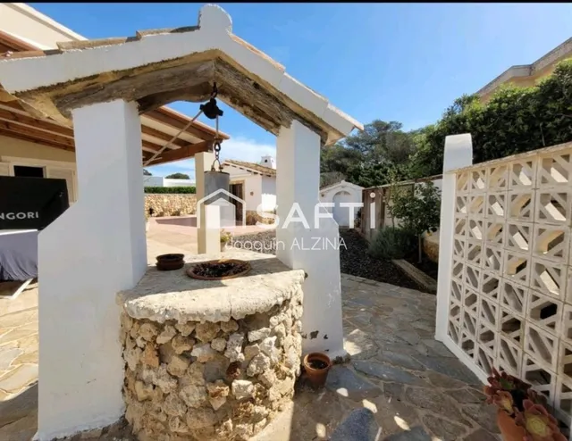 Chalet con piscina y garaje en Cala Blanca - foto 2