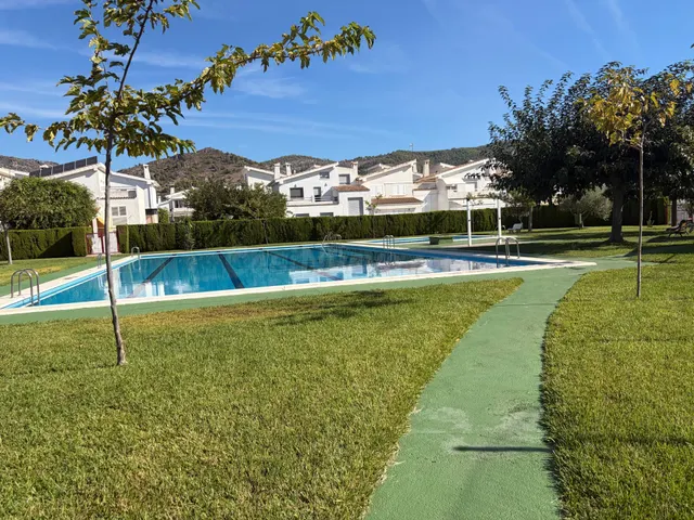 ASMCASAS Alquila bonito adosado en zona Voramar desde Octubr