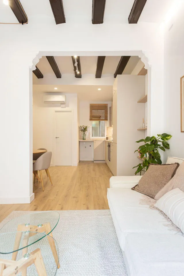 Piso reformado con 2 dormitorios y mobiliario a estrenar en el Raval, Barcelona — 8