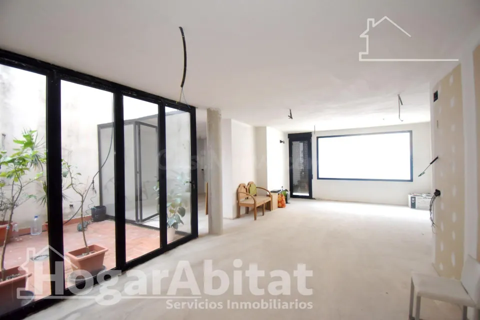 ¡Perfecto para invertir! Casa de cuatro alturas  para reformar con garaje y dos terrazas, cerca del centro