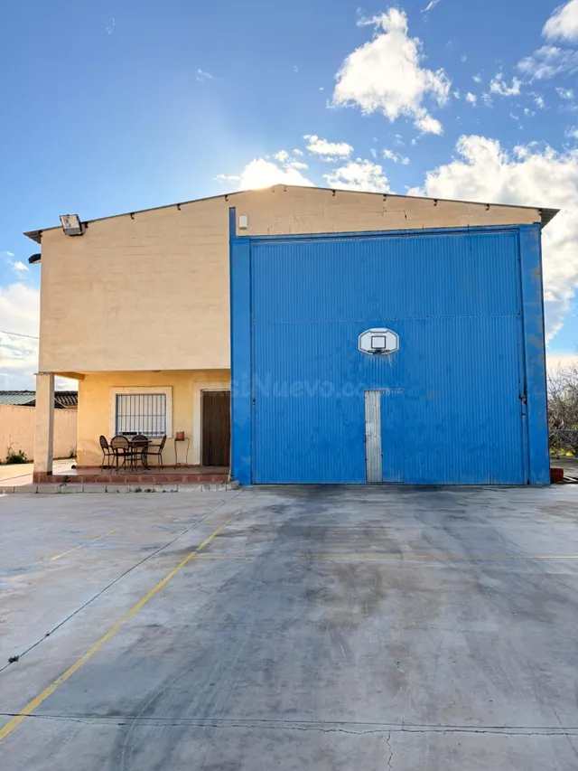 Parcela única con nave, vivienda tipo loft y zona de ocio en