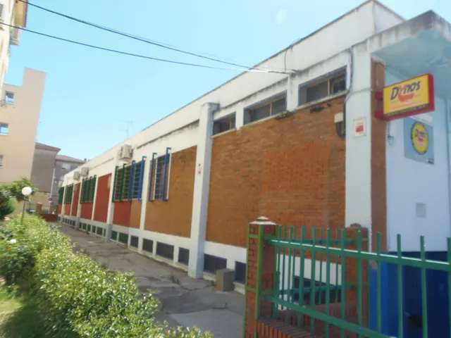 LOCAL ACONDICONADO  DE 400MTRS NECESITA REFORMAS SE DA CARENCIA, BIEN SITUADO  ES PLANTA SEMI SOTANO, CON OFICINAS Y BAÑOS, ZONA LA PAZ — 13