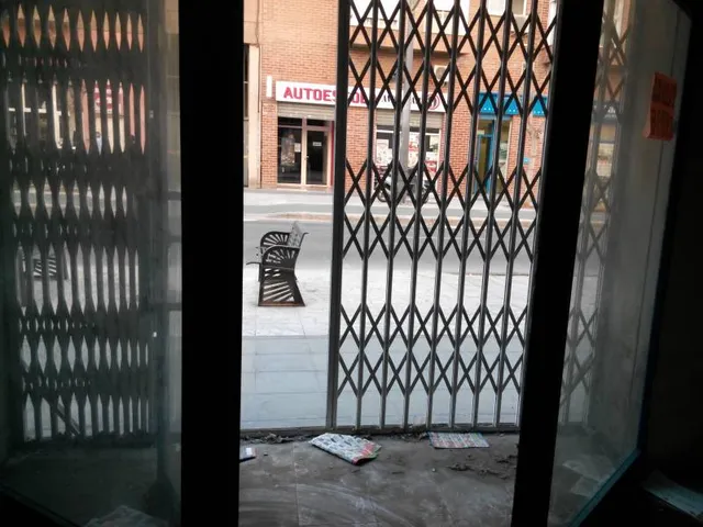 BAJO EN PLENA AVENIDA CAMI NOU — 3