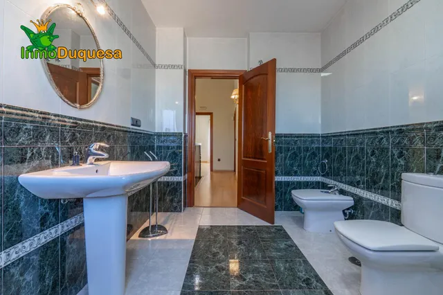 CHALET dividido en dos viviendas con piscina y zona ajardinadas. — 23