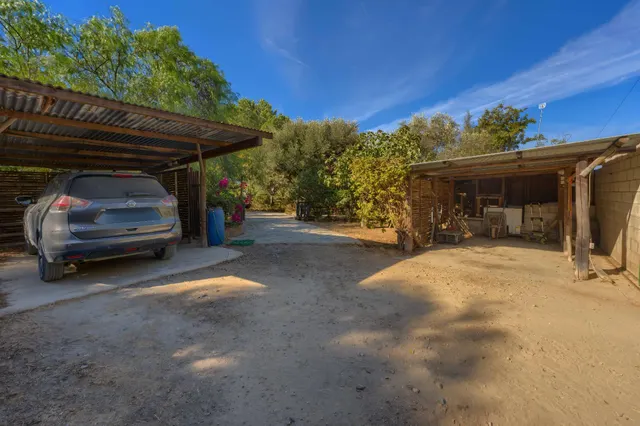 Chalet independiente de una planta con apartamento, piscina y parcela urbana de 2.800 m2 — 9