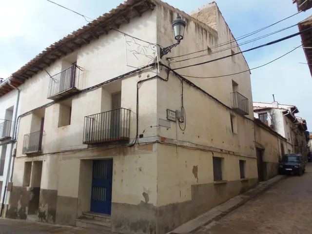 Casa grande haciendo esquina en el centro del pueblo, con patio grande, planta baja, dos alturas — 17
