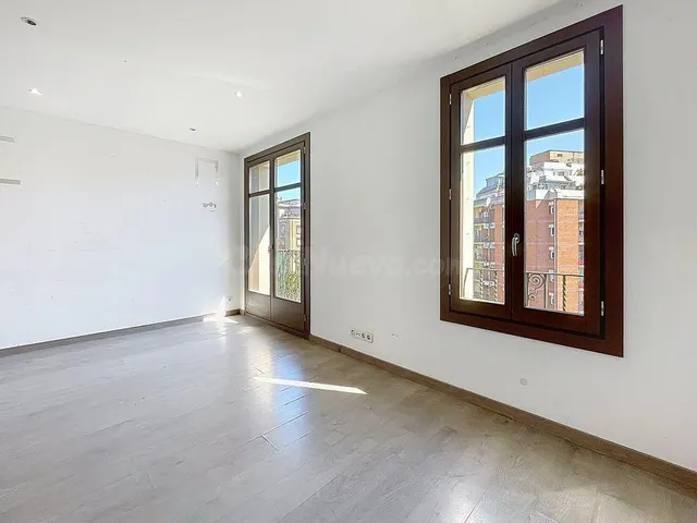 Piso luminoso con balcón en Paral·lel — 2