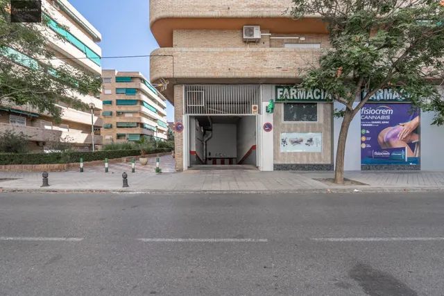 Plaza de garaje cerrado con estanterías en parque Genil cerca de Hospital La Inmaculada — 3