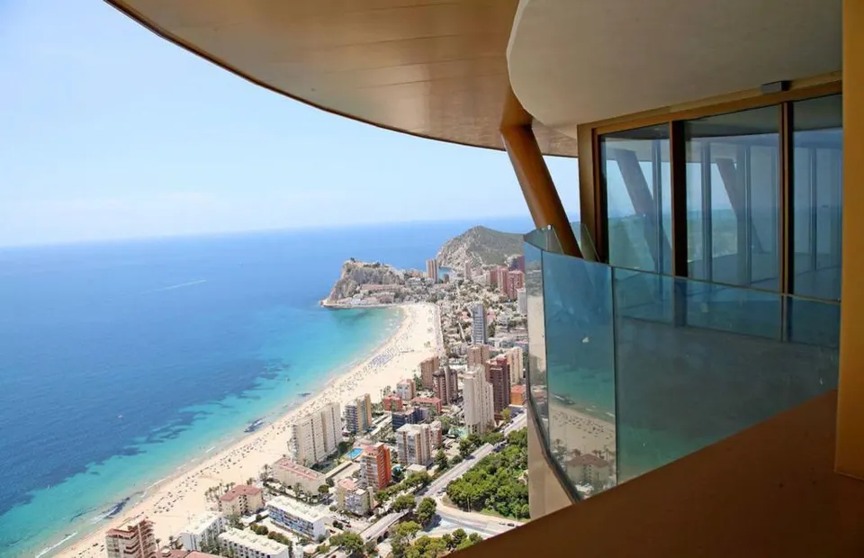 se alquila apartamento de 2 dormitorio 2 baños,  parking incluido con vistas al mar