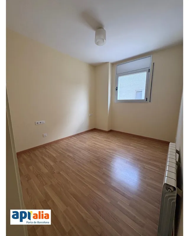 Luminoso piso con terraza, piscina, parking y trastero junto a la Ciudad Deportiva Joan Gamper. — 10