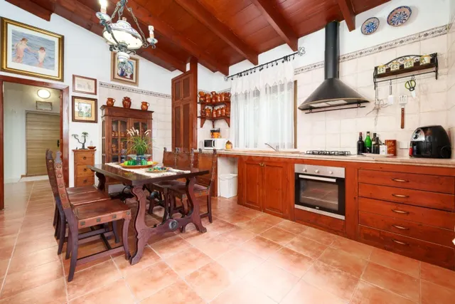 Finca Rústica con Múltiples Edificaciones y Gran Potencial. - foto 2