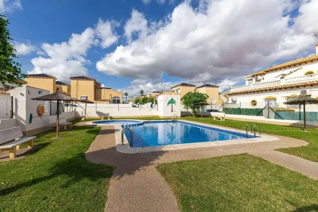 Casa adosada mediterránea con interiores de diseño y vistas  - foto 2