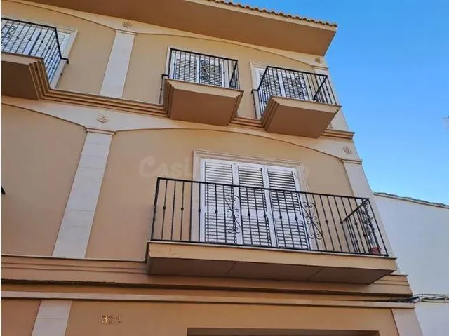 SE VENDE casa adosada OKUPA en Calle Germanes Martinez Nº 37 - foto 4
