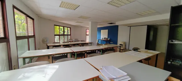 SE VENDE LOCAL ENTREPLANTA EN MUY BUENA ZONA CON TODOS LOS SERVICIOS A MANO — 7