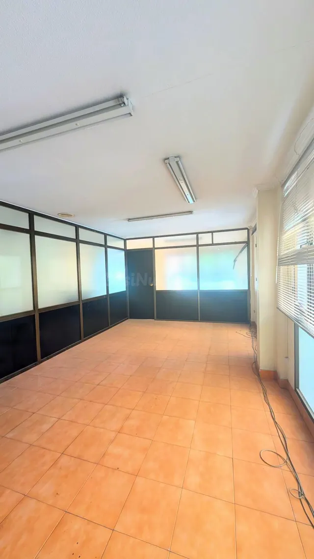 ¡OPORTUNIDAD ÚNICA, OFICINA CON ENTRADA INDEPENDIENTE, 80 m2, ESQUINA TOTALMENTE EXTERIOR, JUNTO A REINA VICTORIA! — 3