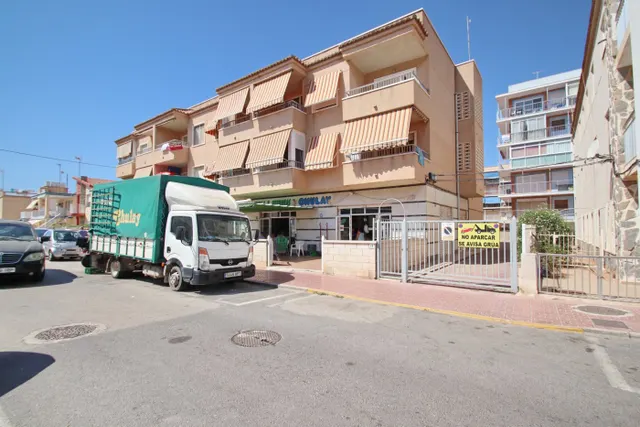 Local con terraza enorme, donde se encuentra 3 negocios en Santa Pola!!! — 39
