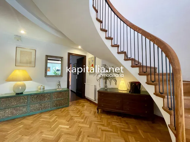 Ático duplex con chimenea y vistas panorámicas — 24