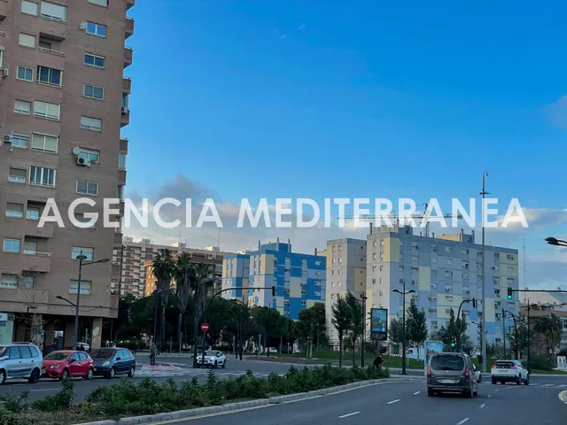 ¡Gran oportunidad de inversión y negocio en Ayora! Local comercial de 158 m2 junto al metro — 11